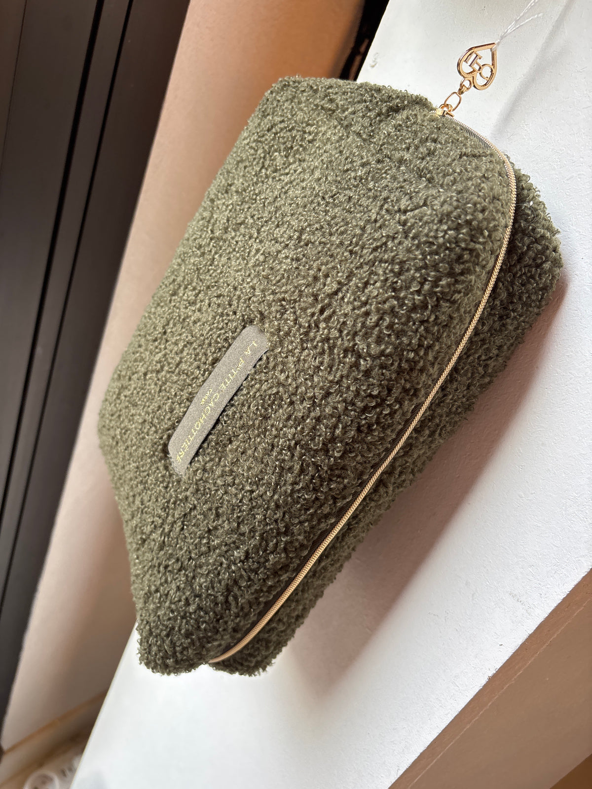 Trousse kaki, la petite cachottière bouclettes