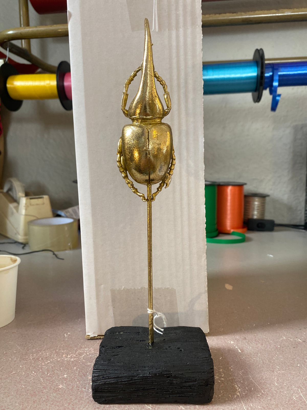 Statue scarabé 2 sur pied 8x6x26 cm EMDE