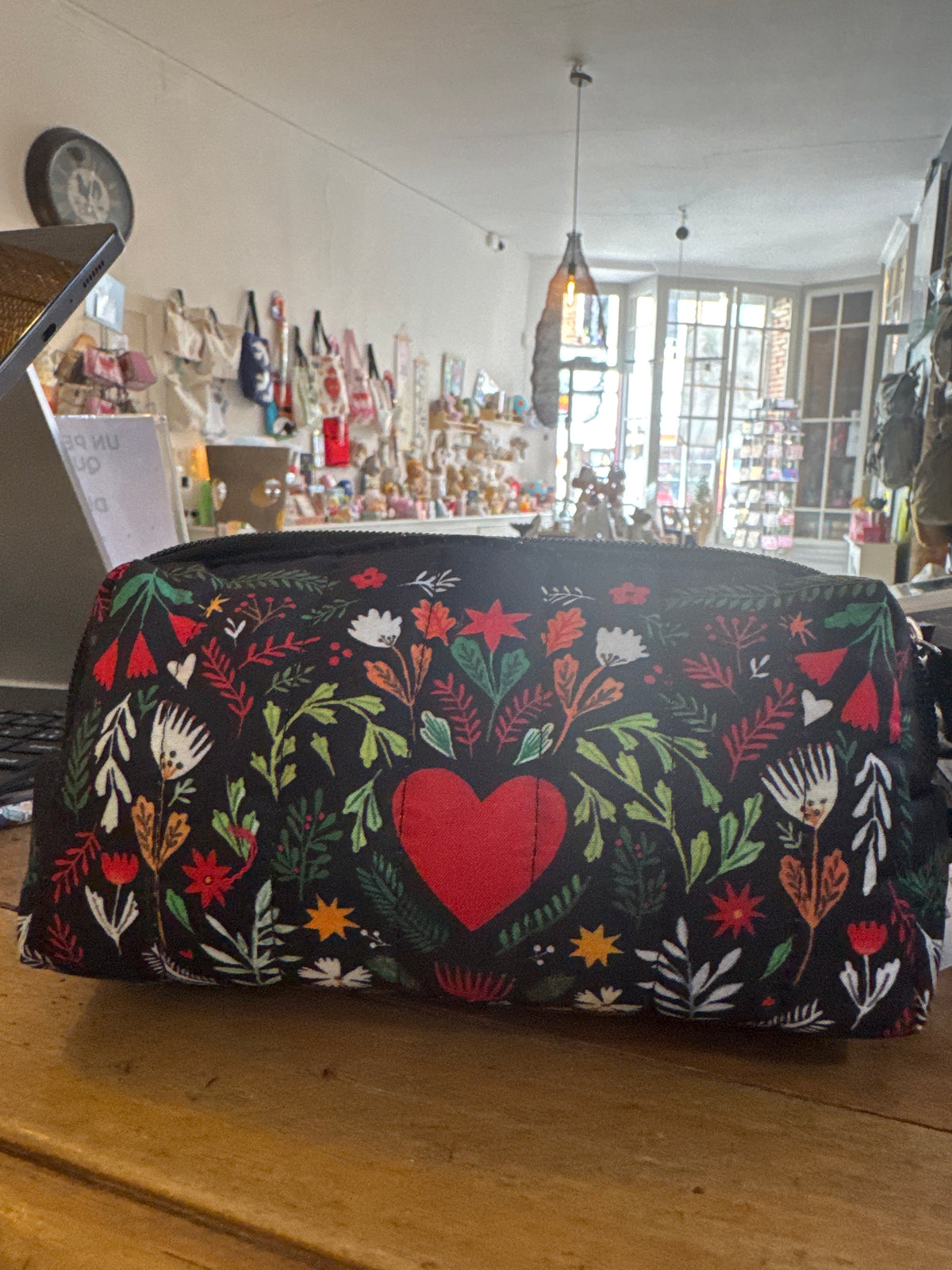 Petite trousse matelassé,noire coeur rouge carte d’art