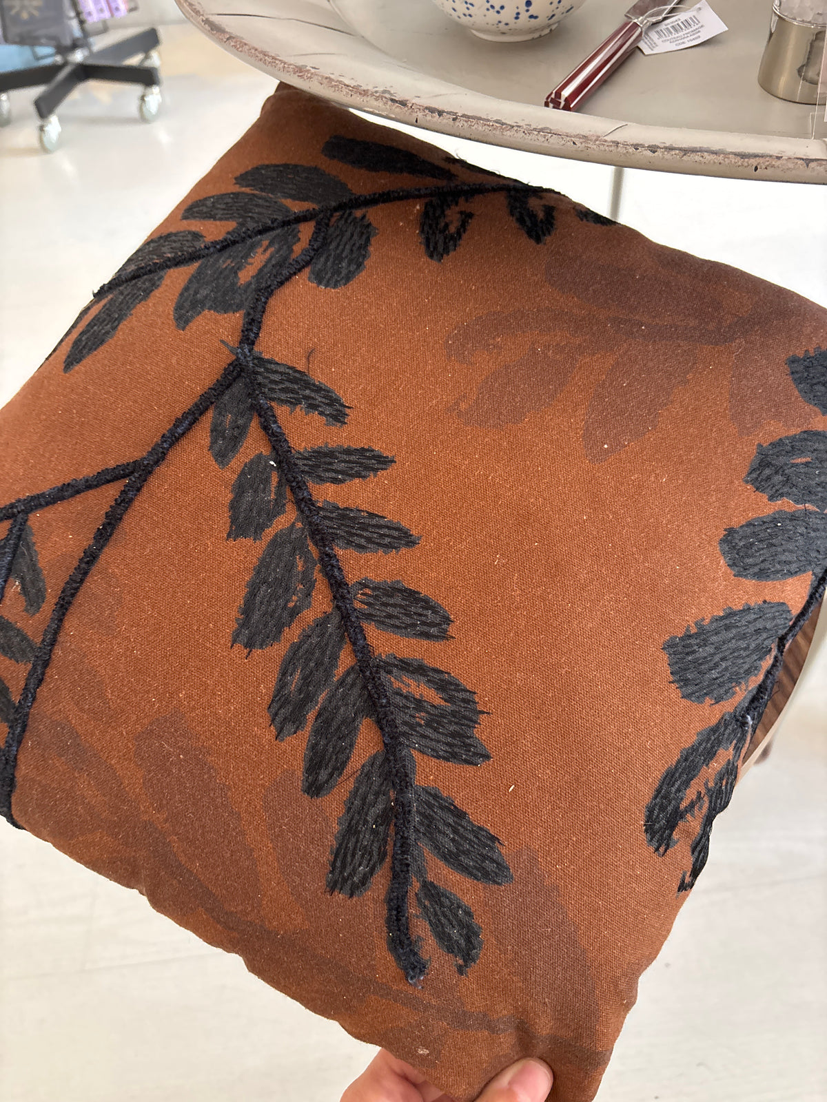 Coussin marron noir fleurs
