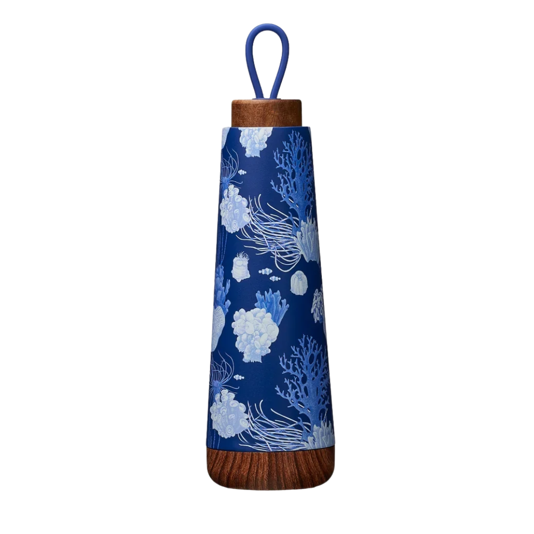 Gourde isotherme Bioloco Loop 500 ml Chic Mic bleue avec motifs de coraux et couvercle en bois véritable.