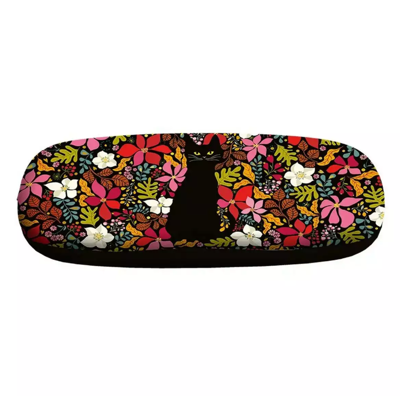 Étui à lunettes rigide avec illustration de chat noir dans un décor floral multicolore et intérieur velours noir.