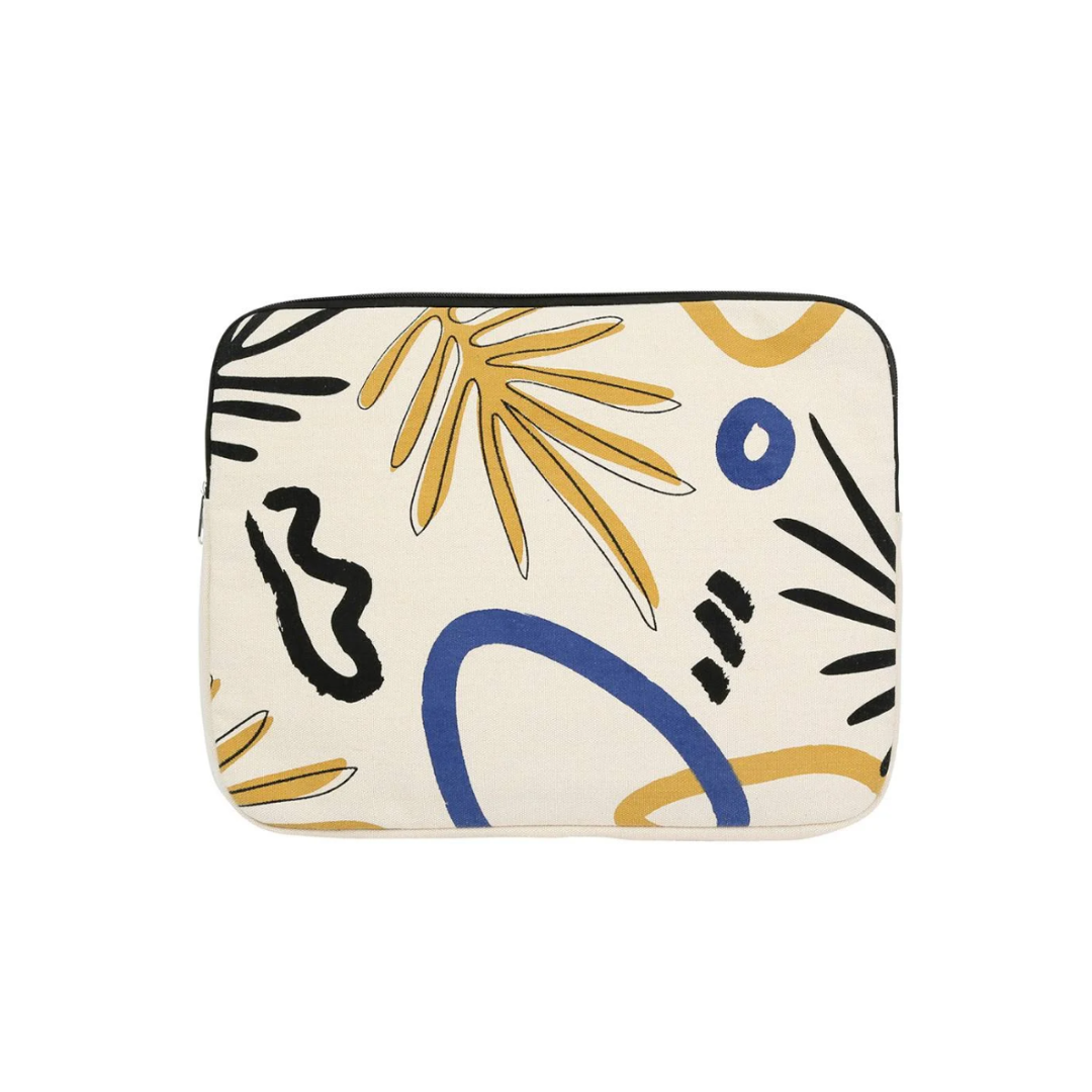 La housse d’ordinateur 14 pouces Arty Folk de Sema Design arbore un motif graphique moderne dans des teintes douces et tendance : blanc cassé, bleu et moutarde. Fabriquée en coton et polyester, elle assure une bonne protection contre les rayures et petits chocs. Sa fermeture éclair et son format plat en font une alliée pratique et élégante pour transporter votre ordinateur portable au quotidien.