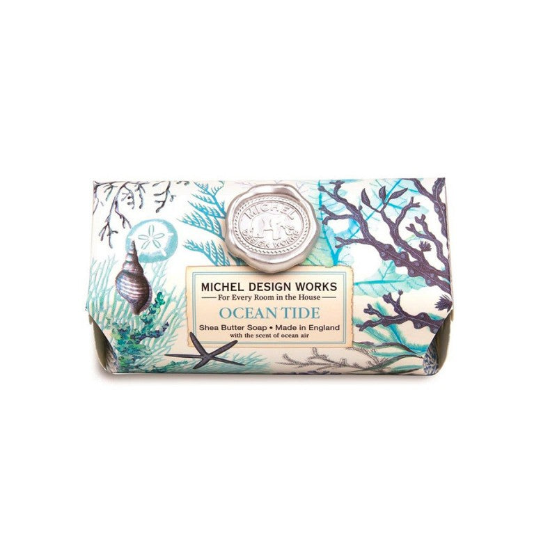 Savon artisanal Michel Design Works senteur Sapin Baumier et Santal, texture triple-moulée soyeuse.