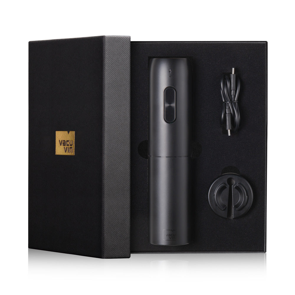 Le cadeau parfait pour les amateurs de vin ! Alliez design minimaliste noir et efficacité avec le tire-bouchon électrique rechargeable Vacu Vin. Simple, rapide et haut de gamme.
