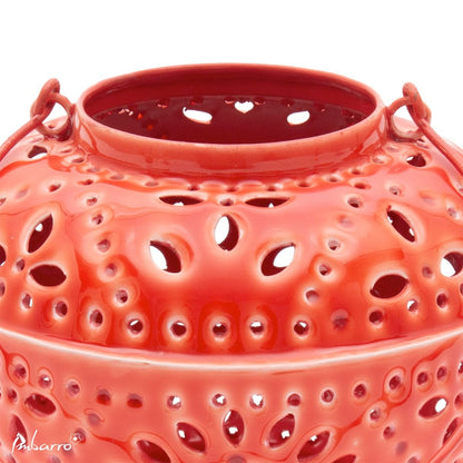 Détail motifs ajourés lanterne métal recyclable Imbarro Mystic Punch rouge – travail artisanal qualité