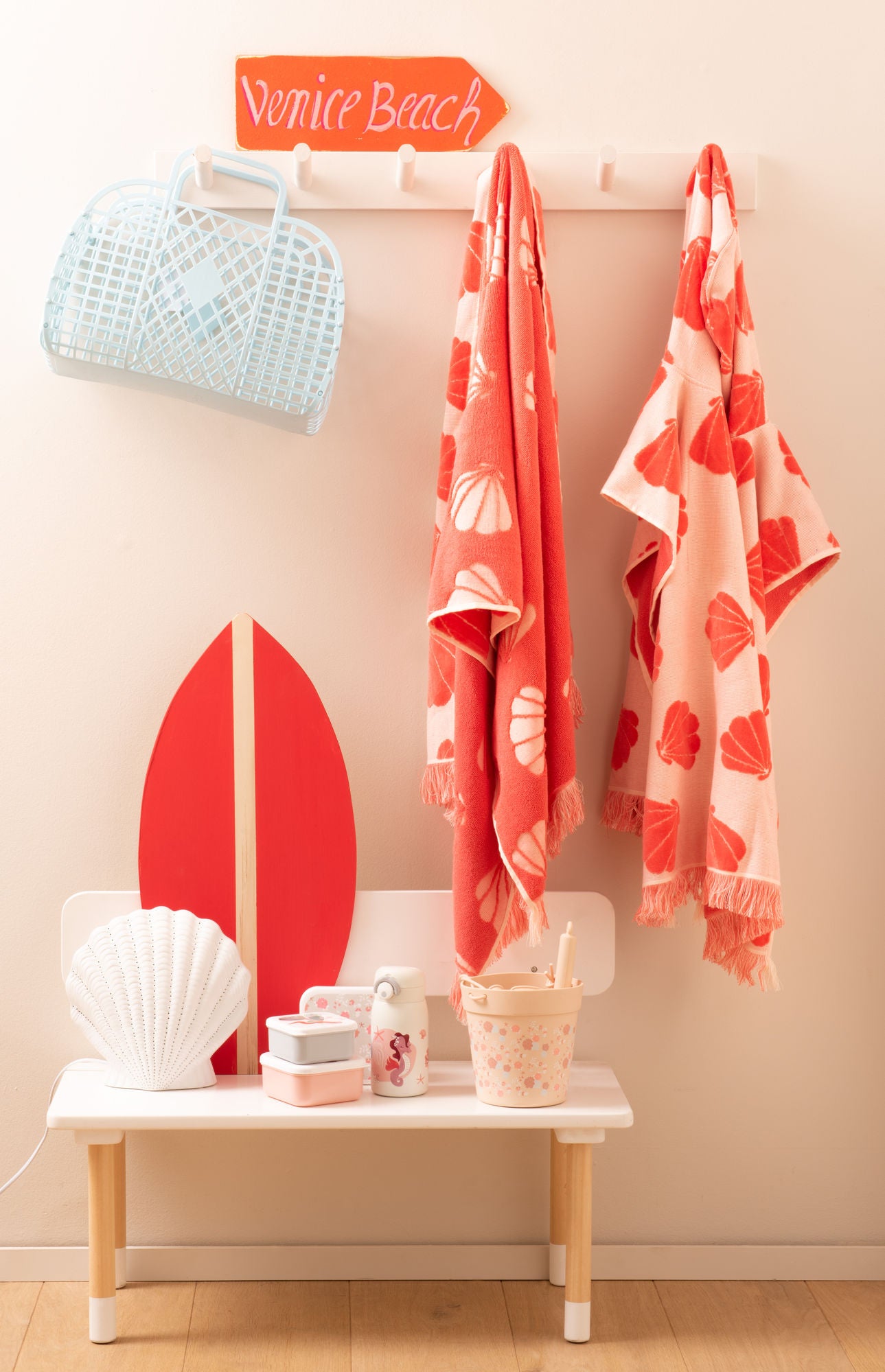 Poncho de plage enfant 3/6 ans en coton Amadeus – fond chambre enfant
