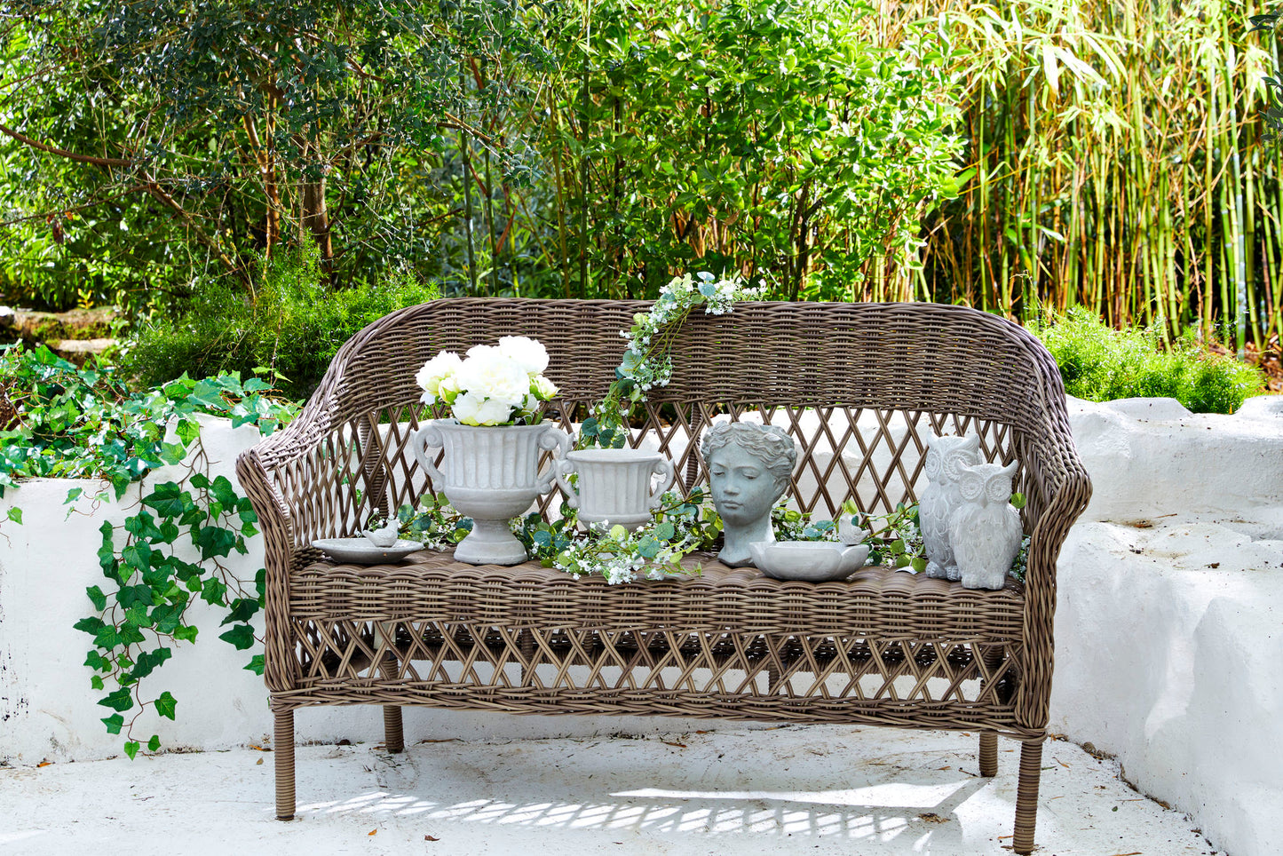 Ornement animalier chouette ciment posé dans un jardin – déco extérieur naturelle