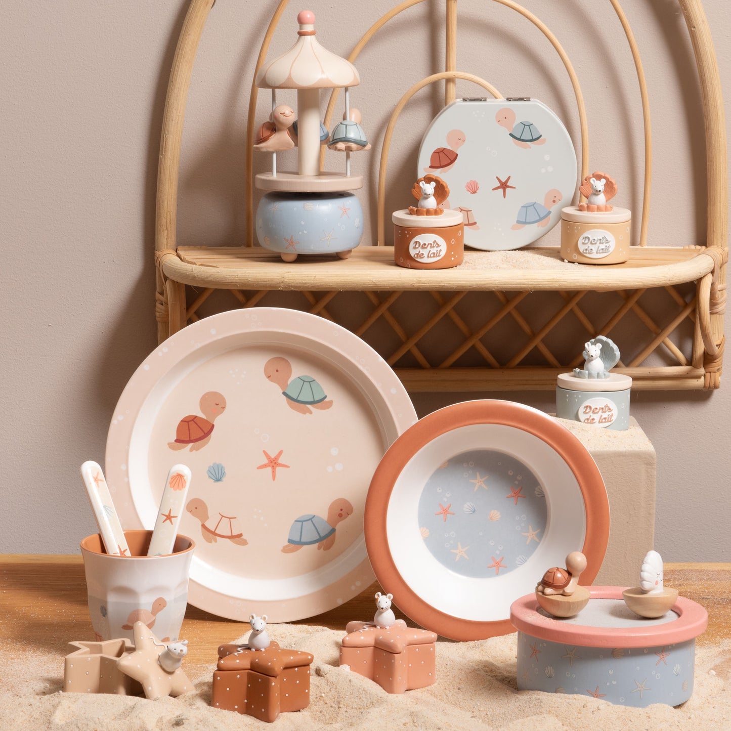 Set vaisselle bébé Lulu la Tortue 5 pièces coloris corail – coffret cadeau naissance Amadeus