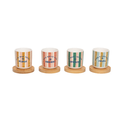Set de 4 tasses en porcelaine rayées multicolores avec messages estivaux et sous-tasses rondes en bois clair, collection Beach Club.