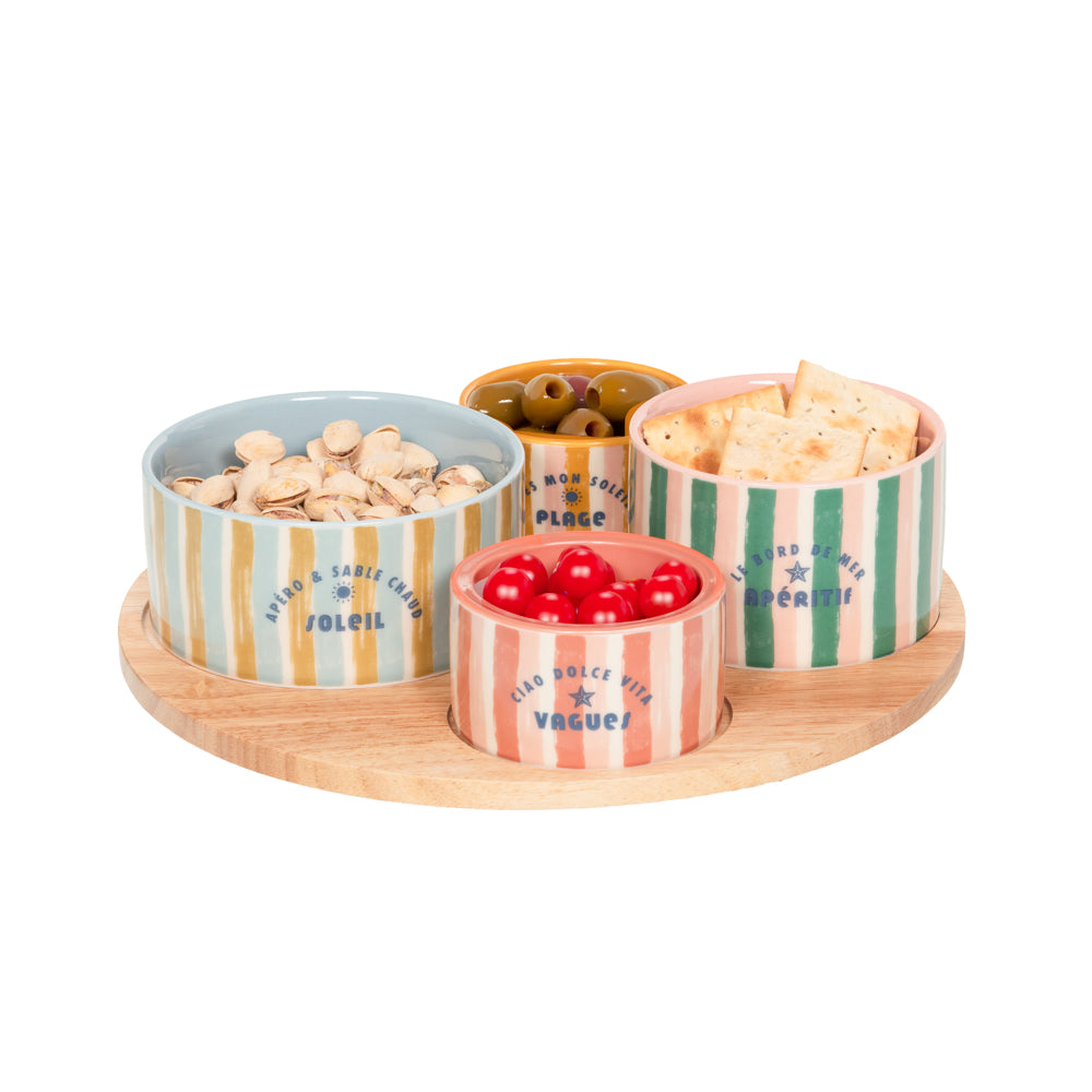 Plateau rond en bois avec quatre coupelles en céramique rayées colorées "Beach Club" pour apéritif et tapas.