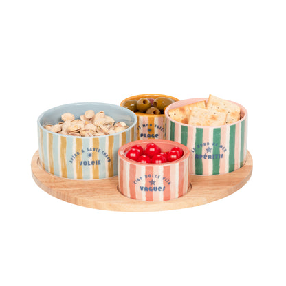Plateau rond en bois avec quatre coupelles en céramique rayées colorées "Beach Club" pour apéritif et tapas.