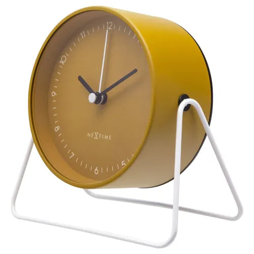 Réveil Berlin Table jaune cadran assorti aiguilles noires design Jette Scheib NeXtime