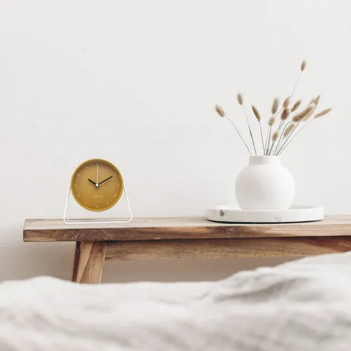 Réveil Berlin Table jaune NeXtime posé sur bureau ambiance lumineuse 