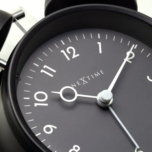 Détail cadran réveil Golden Hour noir NeXtime mouvement silencieux veilleuse