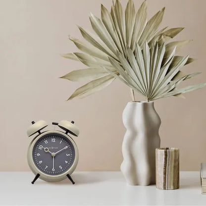 Réveil Golden Hour kaki NeXtime posé sur table de nuit déco bohème naturelle