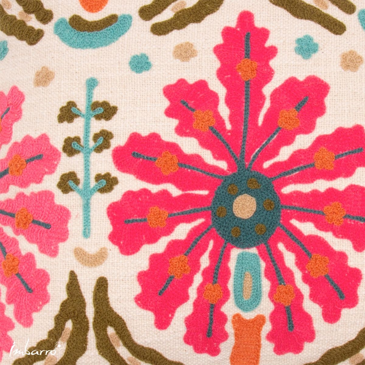 Coussin Amara rose poudré broderies colorées pompons fantaisie Imbarro artisanal