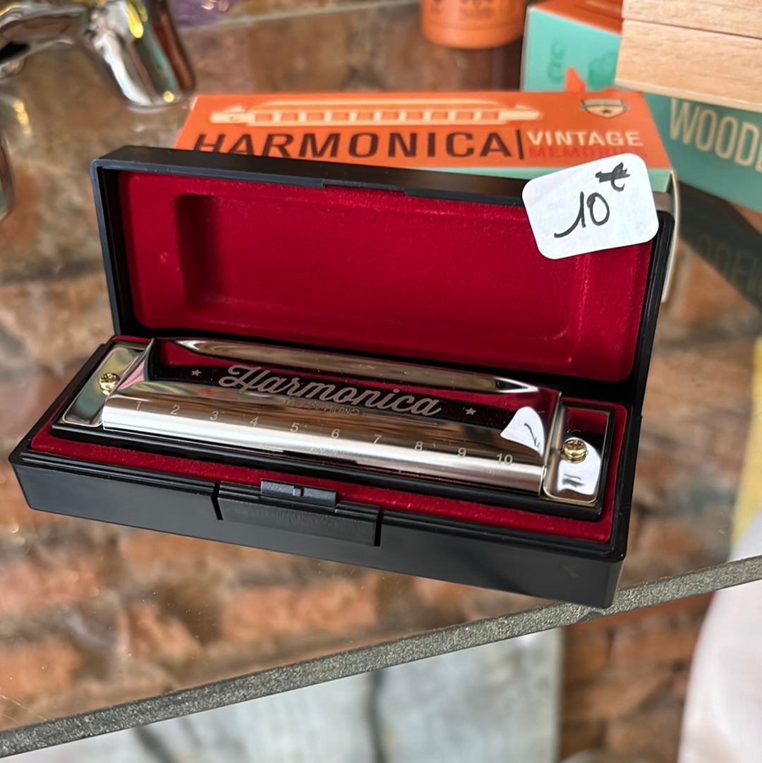 Gros plan sur l'harmonica Legami montrant les 10 trous.