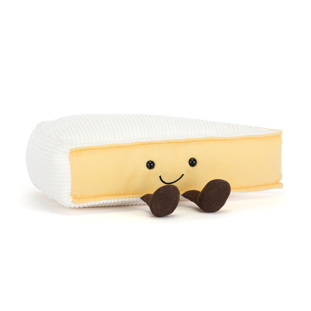 Peluche Jellycat Amuseable Brie en forme de part de fromage avec croûte blanche, intérieur jaune et bottines marron.