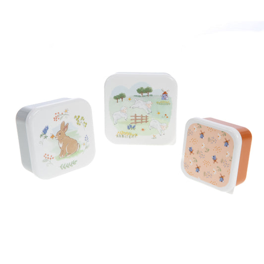 Lot de trois boîtes à goûter carrées pour enfant avec couvercles illustrés (lapin, mouton et fleurs) de couleurs pastel.