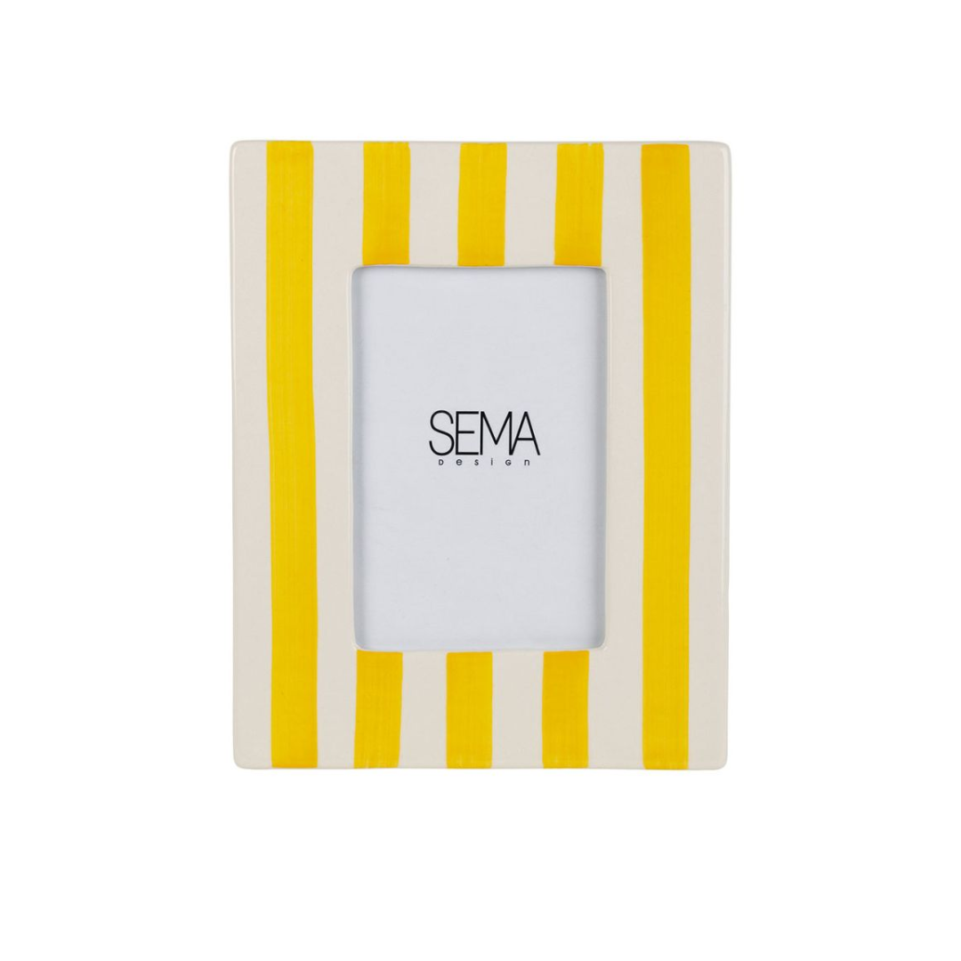 Cadre photo en grès blanc décoré de larges rayures verticales jaunes, design graphique par SEMA Design.
