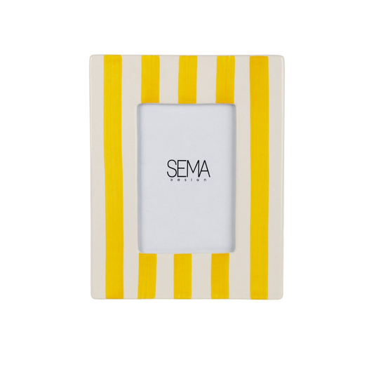 Cadre photo en grès blanc décoré de larges rayures verticales jaunes, design graphique par SEMA Design.
