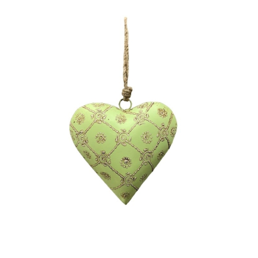 Décoration murale en forme de cœur en métal vert avec motifs gravés et corde de suspension en jute.
