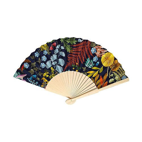 Éventail en bois et tissu modèle Herbier par Cartes d'Art avec motifs fleurs, fougères et champignons sur fond bleu nuit.