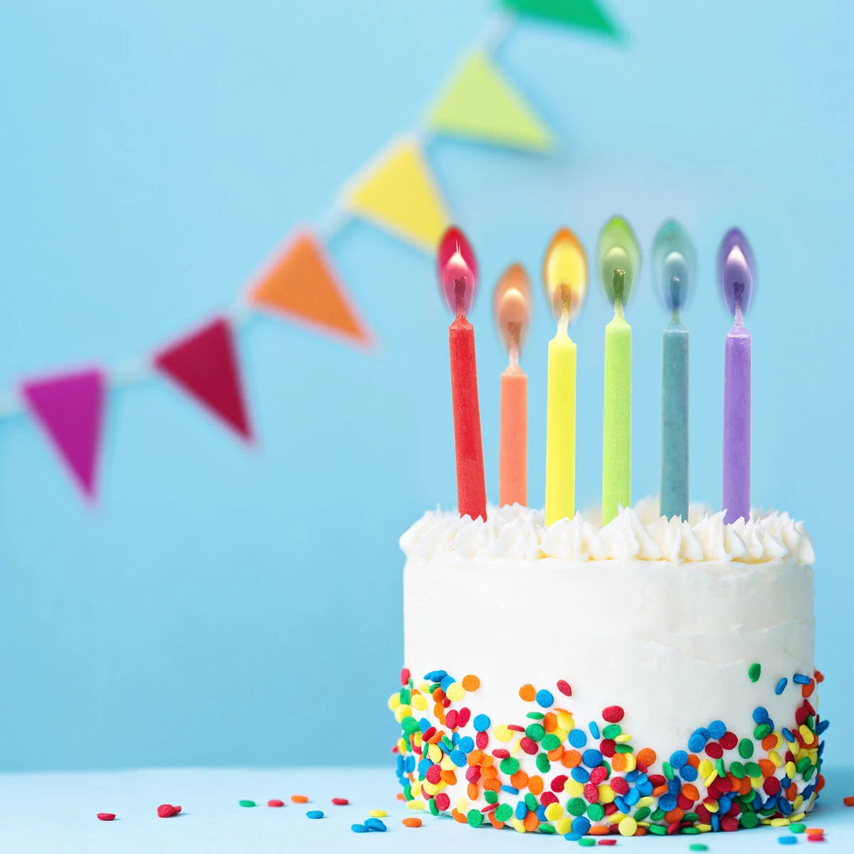 Lot de 12 bougies d'anniversaire Legami avec flammes colorées rouge, bleu, vert, jaune et supports en plastique.