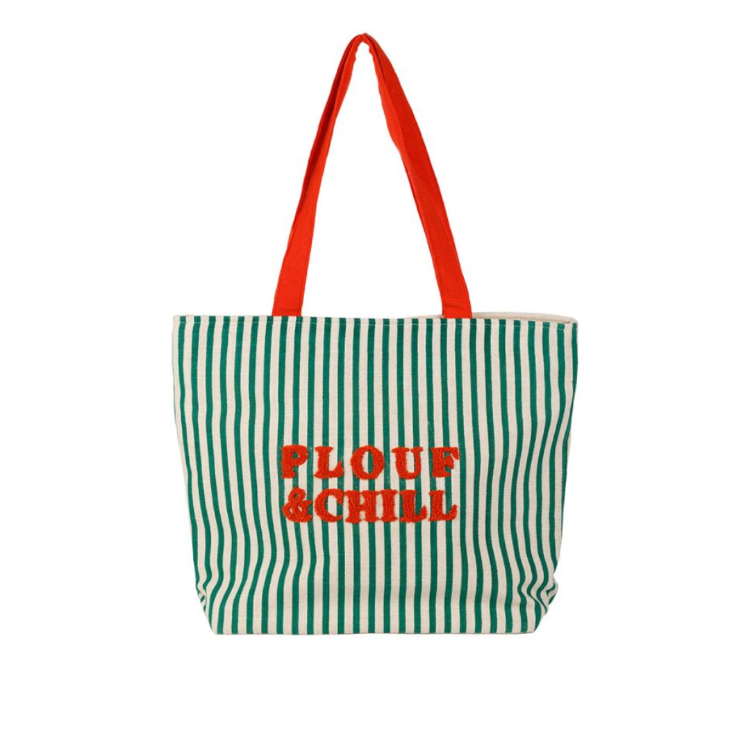 Grand sac cabas en coton blanc à rayures vertes avec anses rouges et inscription brodée Plouf & Chill, collection été SEMA Design.