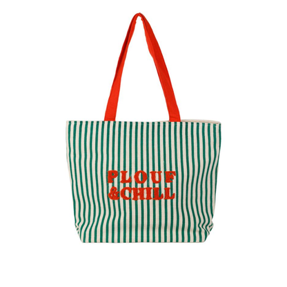 Grand sac cabas en coton blanc à rayures vertes avec anses rouges et inscription brodée Plouf & Chill, collection été SEMA Design.