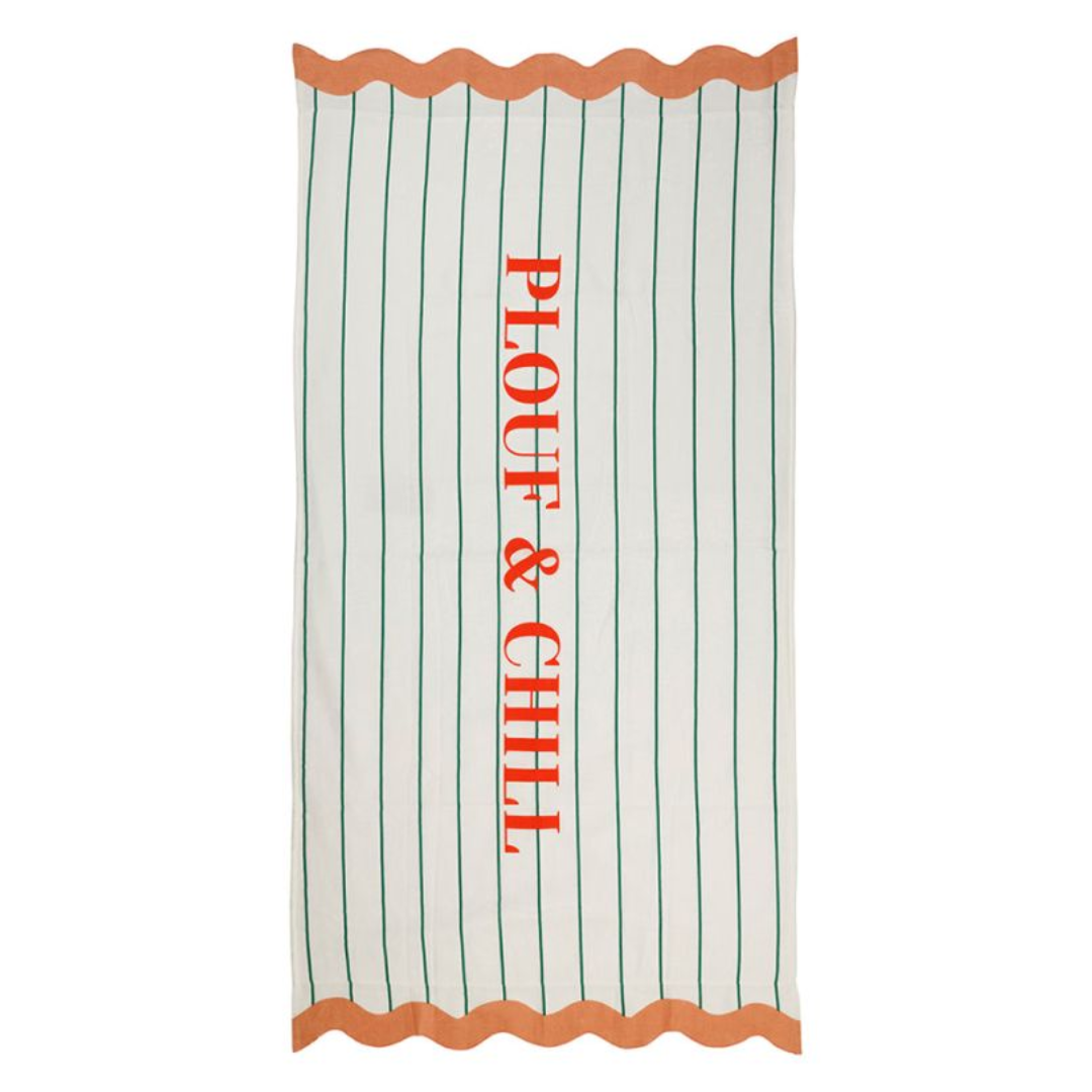 Grande serviette de plage blanche à fines rayures vertes avec l'inscription PLOUF & CHILL en orange et bords ondulés corail.