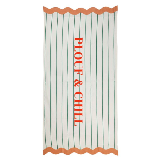 Grande serviette de plage blanche à fines rayures vertes avec l'inscription PLOUF & CHILL en orange et bords ondulés corail.