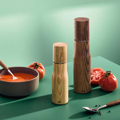 Moulin à poivre et sel en bois, hauteur 21 cm.