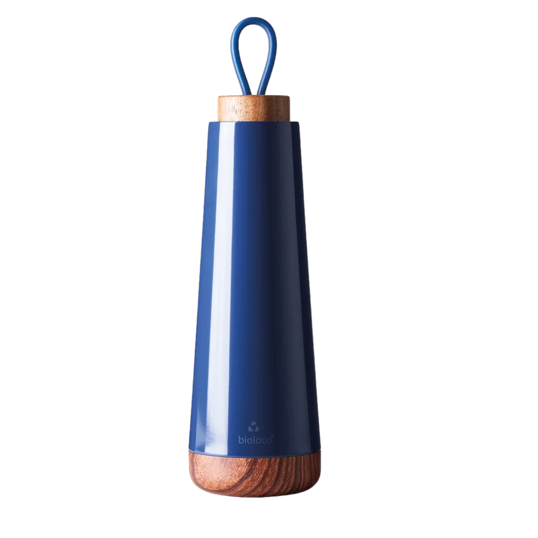 Gourde isotherme Bioloco Loop 500 ml Ciel de minuit Chic Mic bleu nuit brillant avec couvercle en bois véritable.