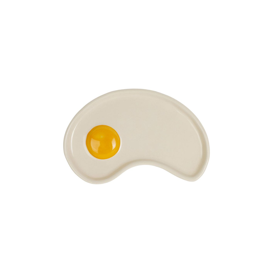 Assiette en grès blanc en forme d'œuf au plat avec un jaune central, collection Réveil Gourmand SEMA Design.