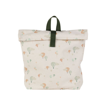 Petit sac à dos enfant en coton crème avec motifs montgolfières et cerfs-volants pastel, sangle de fermeture verte.