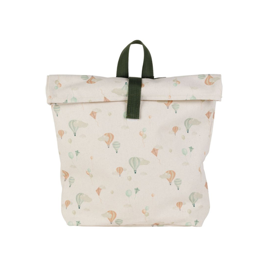Petit sac à dos enfant en coton crème avec motifs montgolfières et cerfs-volants pastel, sangle de fermeture verte.