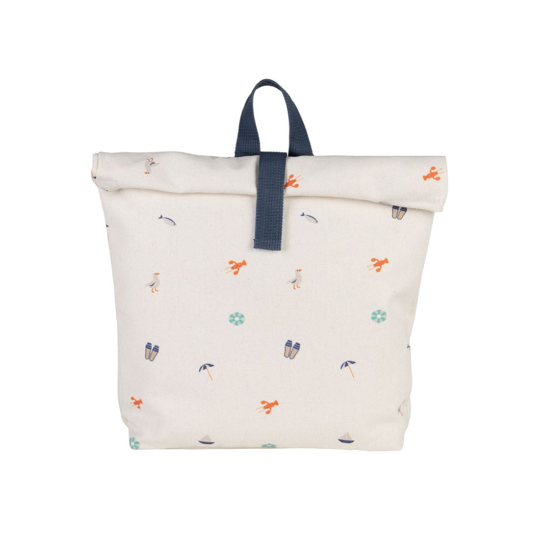 Sac à dos en coton beige pour enfant avec motifs de mer (homards, parasols, mouettes) et sangle bleue.