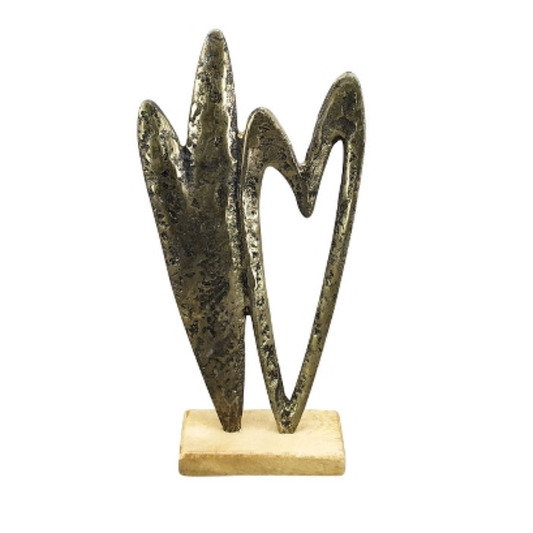 Sculpture décorative Herz Puri représentant deux cœurs abstraits en aluminium texturé sur un socle en bois clair.