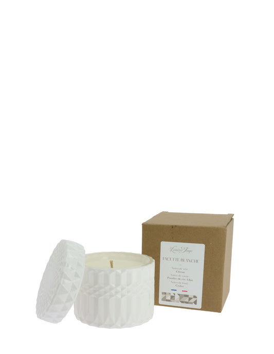 Bougie Facette Blanche 220g – Parfum Poudre de Riz. Cire végétale. Notes poudrées, florales et citronnées. Élégant design blanc, made in France.