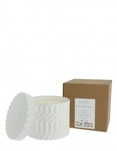 Bougie Facette Blanche 360g – Parfum Poudre de Riz. Notes lilas, cèdre, citron. Cire végétale. Double mèche. Artisanat français raffiné