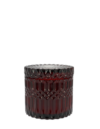 Bougie Facette Rouge 360g – Parfum Patchouli. Notes boisées et gourmandes de vanille et chocolat. Double mèche. Fabriquée artisanalement en France