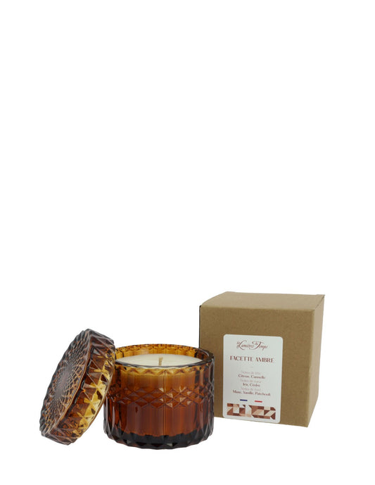 Bougie Facette Ambre 220g – Parfum Bois Mystique. Notes de cèdre, musc, patchouli. Cire végétale. Artisanat français. Élégance boisée.