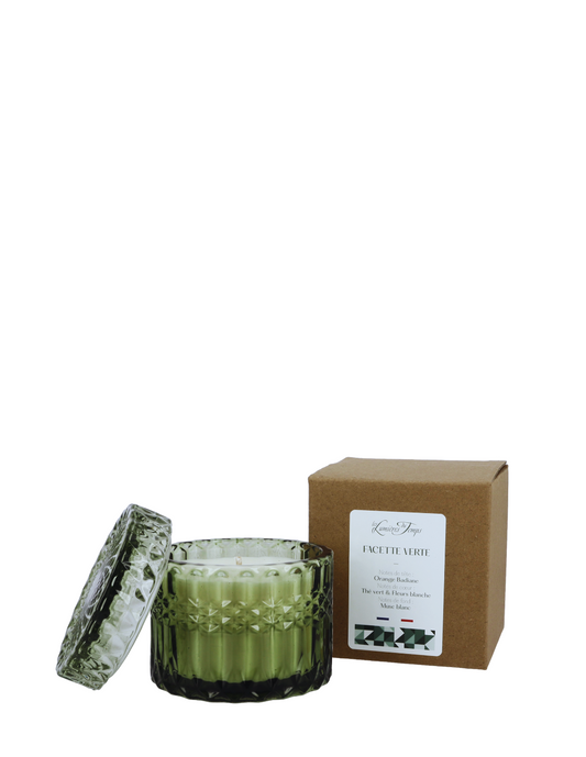Bougie Facette Verte 220g – Parfum Thé Vert. Notes de fleurs blanches, musc et orange. Cire végétale. Artisanat français. Design raffiné.