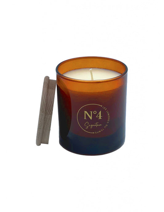 Bougie parfumée Signature N°4 Douceur du Sud – 290g. Parfum gourmand aux notes d’amande, calisson et vanille. Cire végétale, fabrication française.