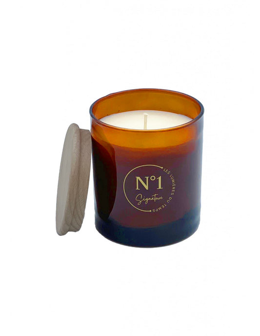 Bougie parfumée Signature N°1 Arbre de Vie – 290g. Notes boisées, musquées et ambrées. Cire végétale, fabrication française.