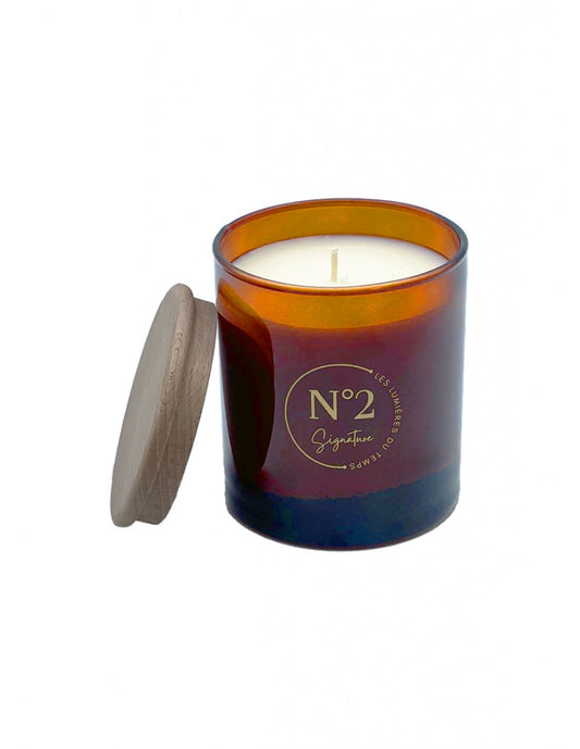 Bougie Signature N°2 Fleur de Sakura – 290g. Parfum floral & fruité. Notes de cerisier, muguet, mûre, santal. Made in France – Cire végétale.