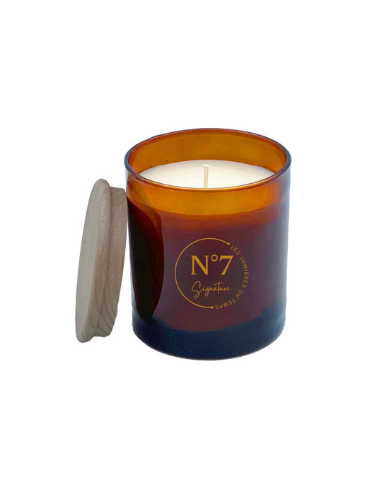 Bougie parfumée Premier Bain – 290g. Cire végétale, mèche coton, parfum de Grasse aux notes marines et boisées. Collection Signature.