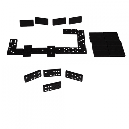 Jeu de dominos en cours de partie famille autour de la table convivialité